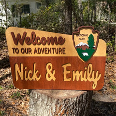 Bienvenue dans notre aventure - Panneau de porte personnalisé 2 couches, décoration de camping