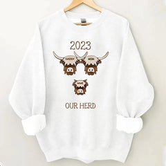 Sweat-shirt Highland Cow Family 2023 - Thème de Noël de la ferme, chemise personnalisée rustique pour les vacances