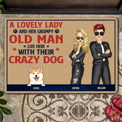 Paillasson personnalisé avec une jolie dame et son vieil homme grincheux, vivant ici avec leur couple de chiens fous, amoureux des chiens, imprimé