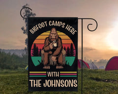 Bigfoot Camps Here With The Family - Drapeau personnalisé, Cadeau pour camping-car, Décoration de camping