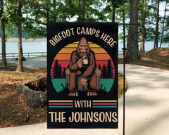 Bigfoot Camps Here With The Family - Drapeau personnalisé, Cadeau pour camping-car, Décoration de camping