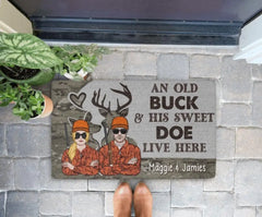 An Old Buck and His Sweet Doe - Cadeaux personnalisés Paillasson de chasse personnalisé pour les couples, les amateurs de chasse