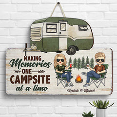 Making Memories One Campsite - Panneau en bois de forme personnalisée - Cadeau pour les amateurs de camping