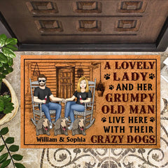 Couple de chiens Une belle dame et un vieil homme grincheux vivent ici - Cadeau pour les amoureux des chiens - Paillasson personnalisé personnalisé