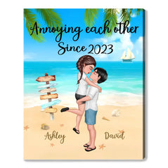 Couple de poupées s'embrassant sur la toile personnalisée de plage